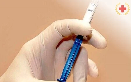 Вшивание от алкоголизма Рука держит шприц для вшивания