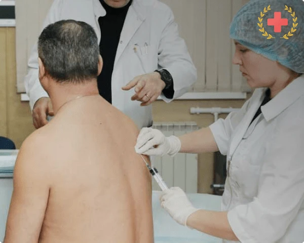 Врачи делают укол